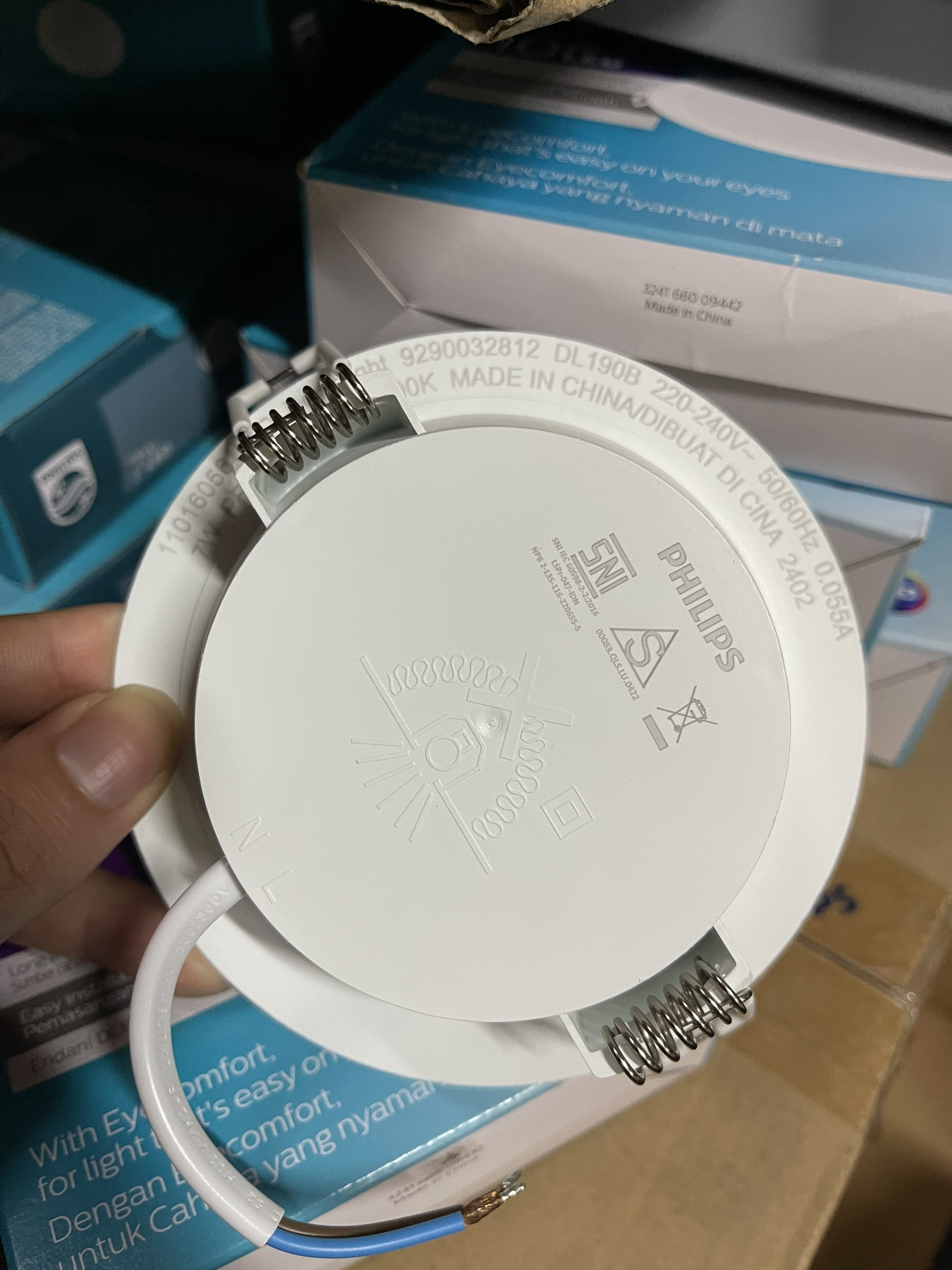 Cận cảnh đèn downlight âm trần Philips Eridani DL190B