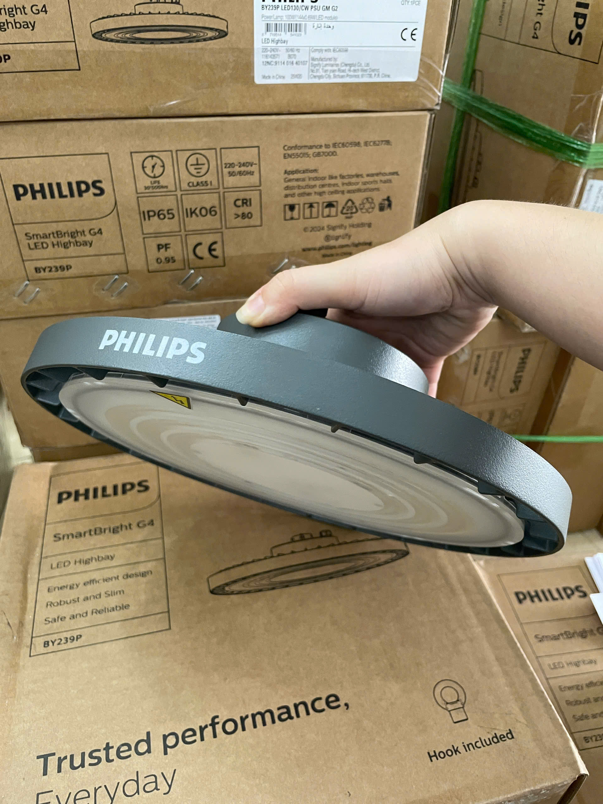 Không gian nhà xưởng hiện đại với đèn Philips
