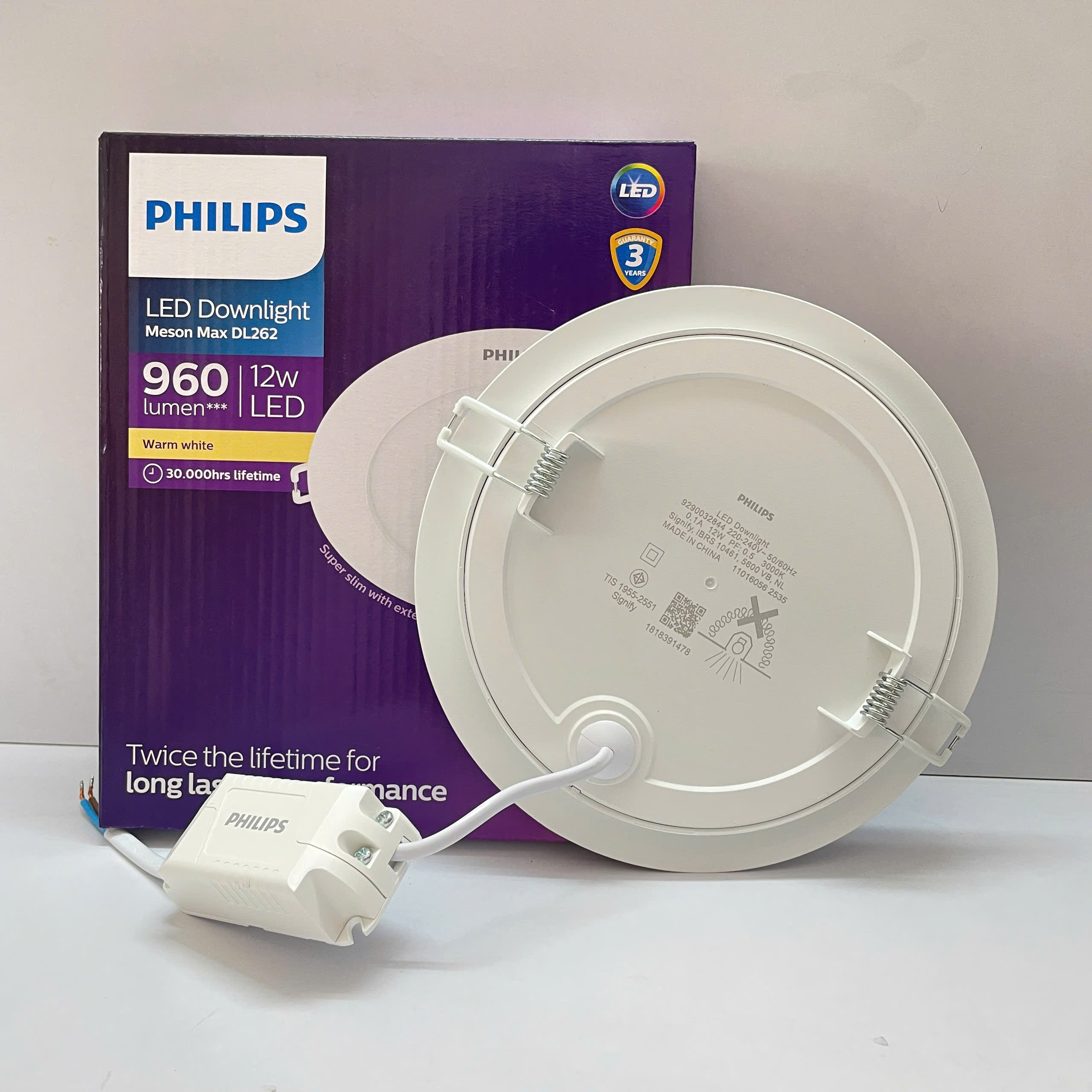 Ánh sáng ấm áp từ Đèn downlight âm trần siêu mỏng LED Slim Philips DL262