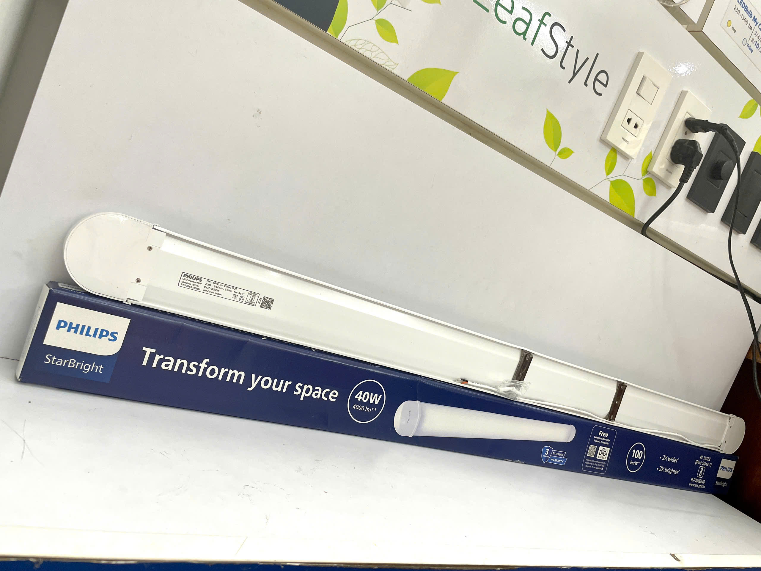 Máng đèn Led batten bán nguyệt Philips StarBright trong không gian sống hiện đại