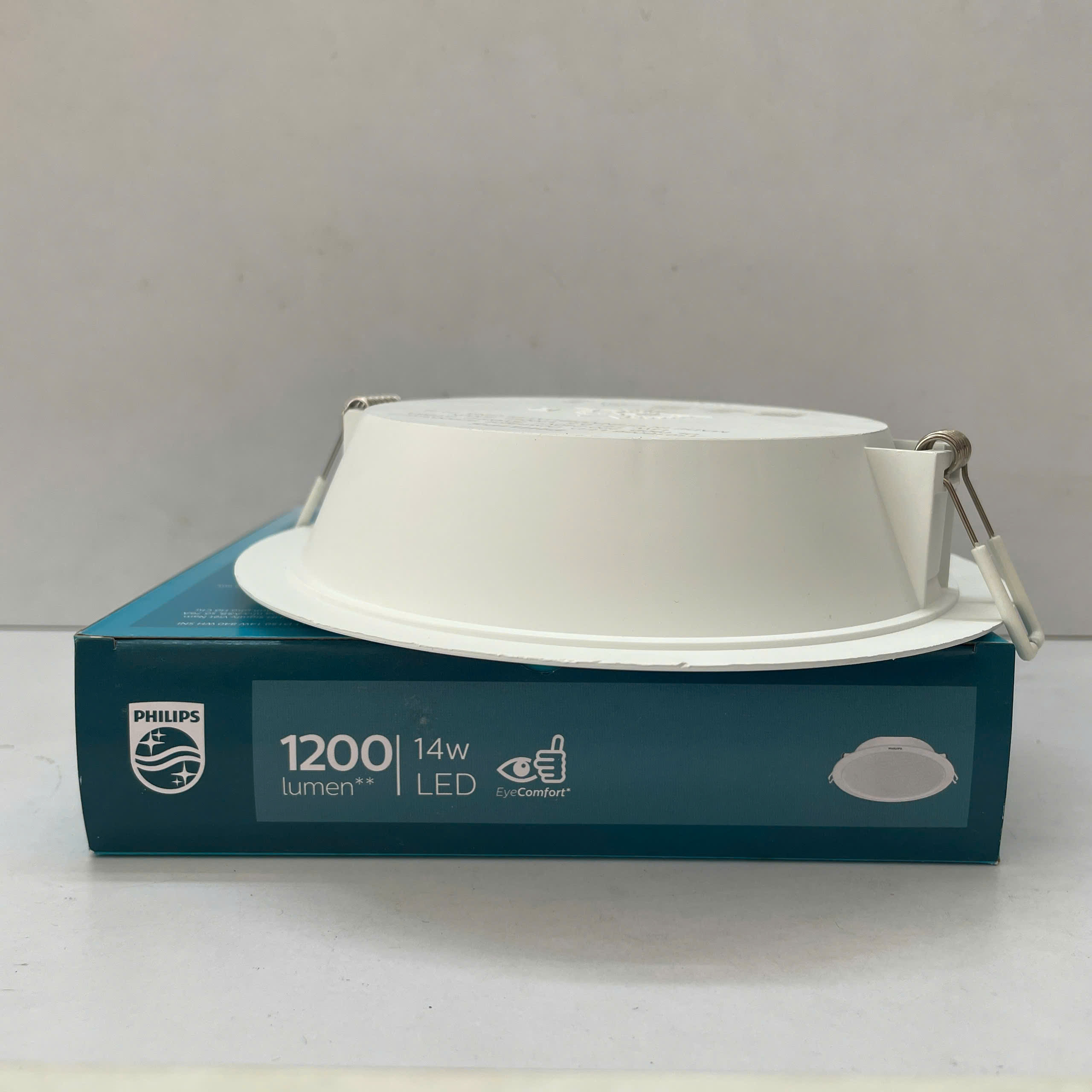 Lắp đặt đèn downlight âm trần Led Philips Eridani DL190B dễ dàng