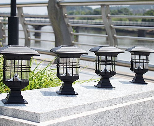 Hàng rào được lắp đặt đèn cảnh quan sân vườn Hàng rào được lắp đặt đèn cảnh quan sân vườn