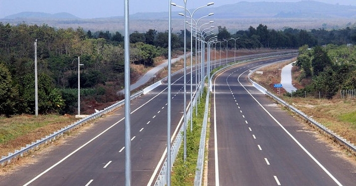 Lắp đặt đèn chiếu sáng đường phố ở vị trí dải phân cách Lắp đặt đèn chiếu sáng đường phố ở vị trí dải phân cách