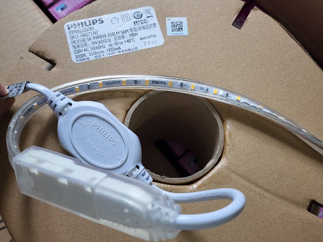 Đèn LED dây Philips ánh sáng vàng 3000K cho không gian nghệ thuật