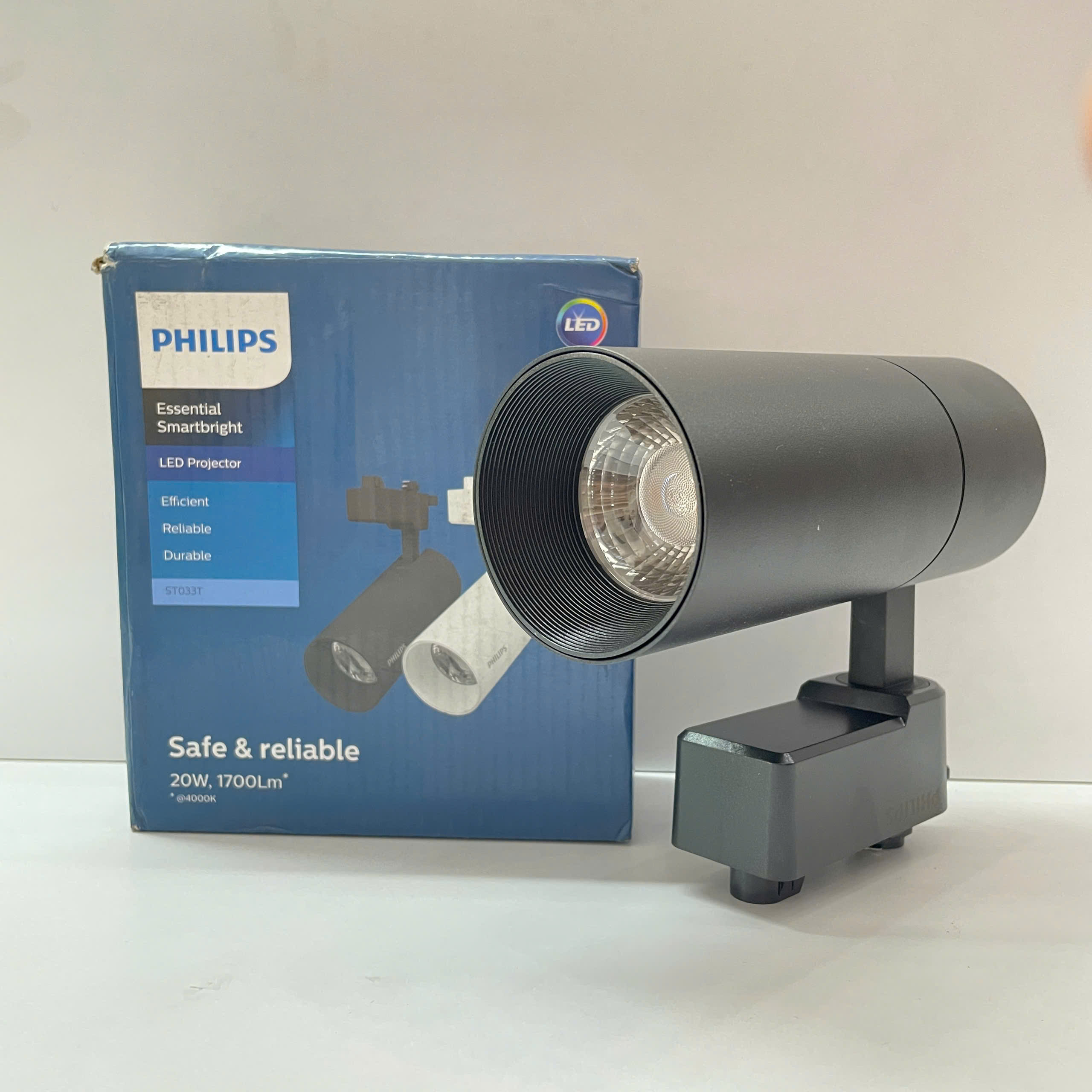 Đèn lắp thanh ray chiếu điểm Led Tracklighting Philips ST033T vỏ đen trong không gian hiện đại