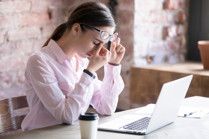 Sinh hoạt và làm việc thường xuyên trong môi trường ánh sáng kém chất lượng