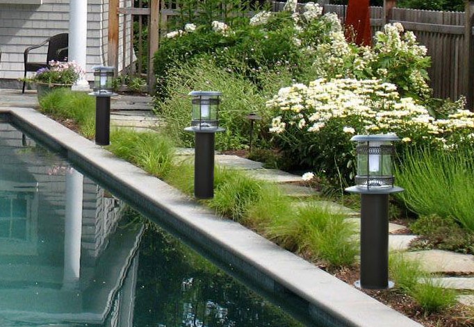 Thiết kế hồ bơi với đèn cảnh quan sân vườn Thiết kế hồ bơi với đèn cảnh quan sân vườn