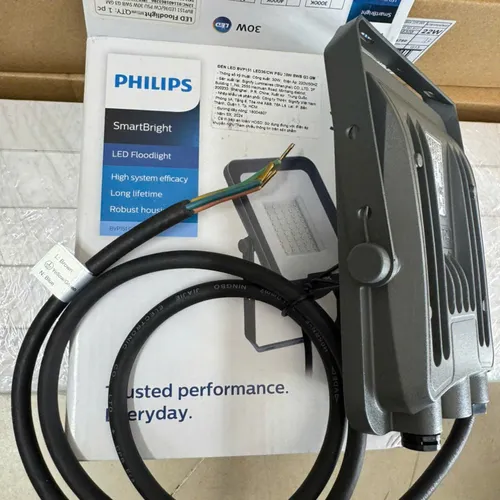 Khám phá: Ánh sáng định hình không gian. Đèn pha LED Philips BVP151 – Sức mạnh và sự tinh tế ngoài trời.
