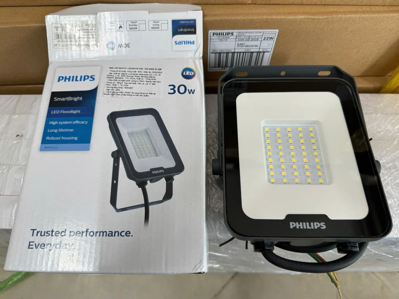 Khám phá: Ánh sáng định hình không gian. Đèn pha LED Philips BVP151 – Sức mạnh và sự tinh tế ngoài trời.