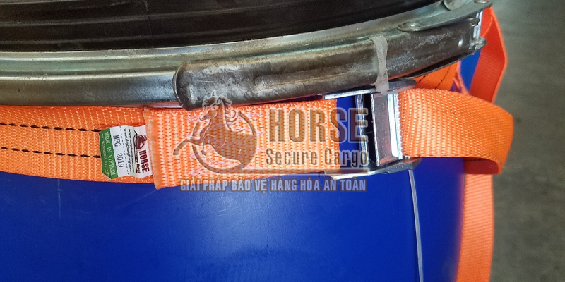chằng các thùng phi trong xưởng bằng dây chằng hàng khóa cam horse bản 25 chằng các thùng phi trong xưởng bằng dây chằng hàng khóa cam horse bản 25