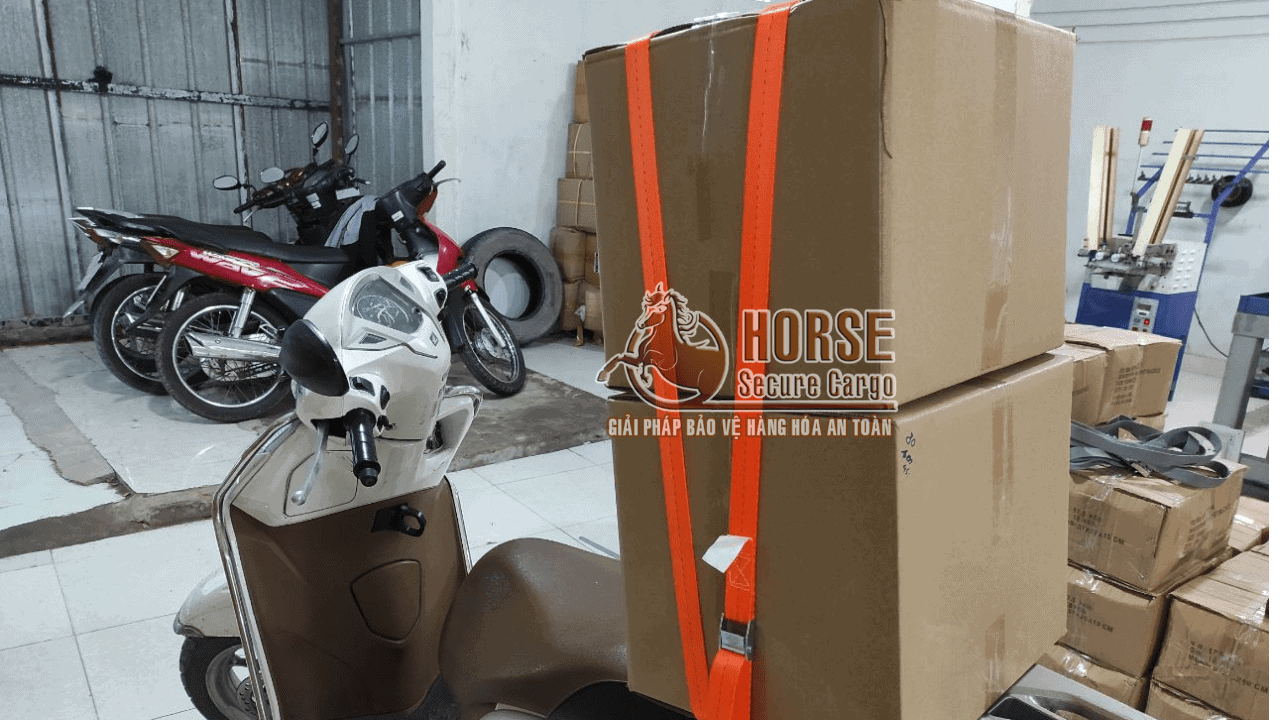 chằng hàng hóa trên xe máy bằng dây chằng hàng khóa cam chằng hàng hóa trên xe máy bằng dây chằng hàng khóa cam