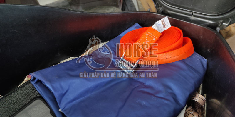 dây chằng hàng khóa cam horse bản 25 để gọn và không chiếm nhiều diện tích trong cốp xe dây chằng hàng khóa cam horse bản 25 để gọn và không chiếm nhiều diện tích trong cốp xe