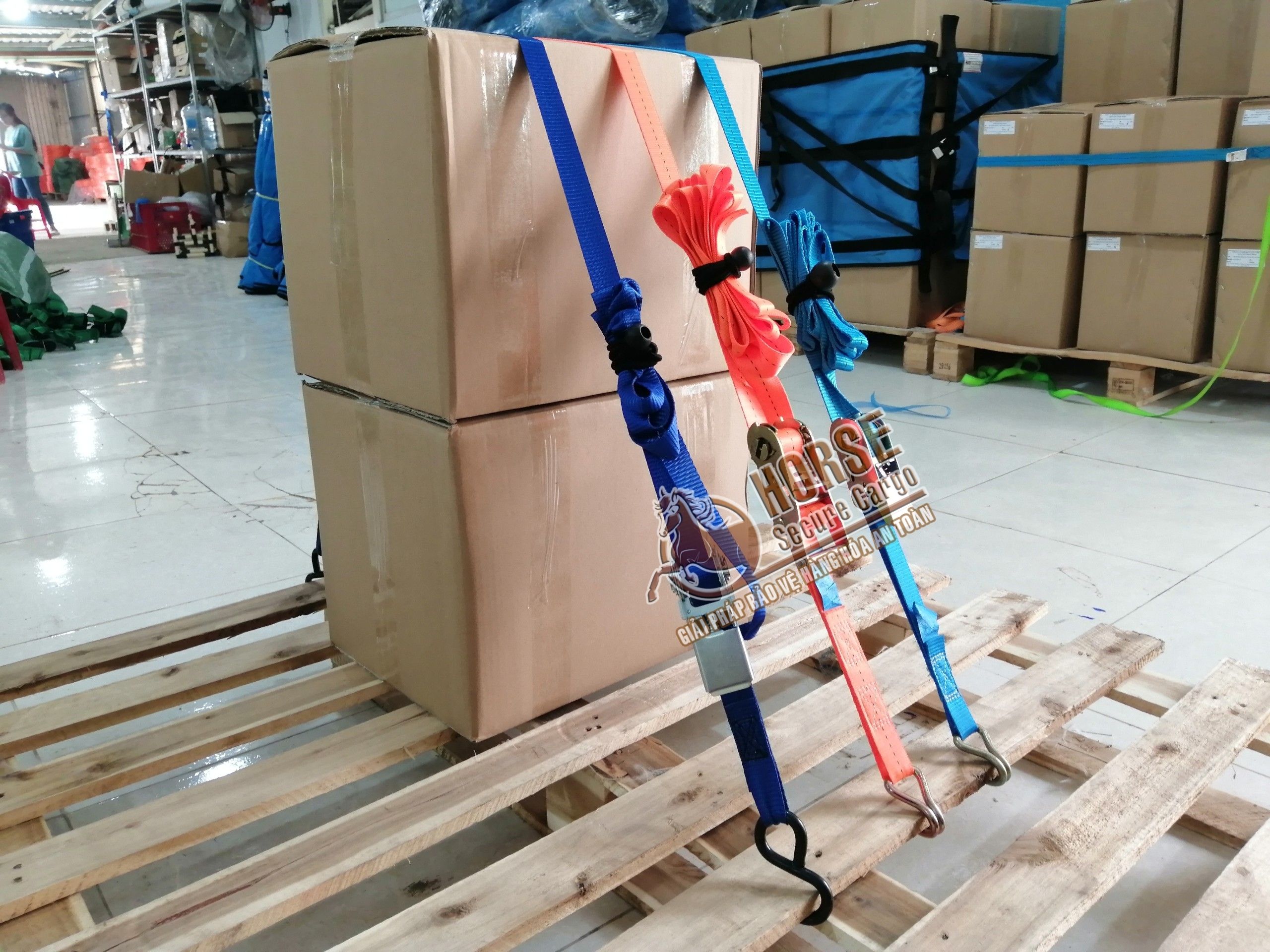 dây chằng hàng tăng đơ có móc chằng hàng hóa trên pallet dây chằng hàng tăng đơ có móc chằng hàng hóa trên pallet