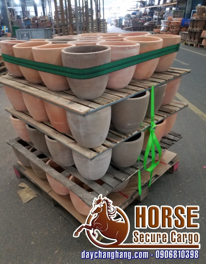 Ứng dụng của dây thun bản chằng pallet 50mm vòng tăng giảm chiều dài 02 giúp cố định hàng trên các pallet Ứng dụng của dây thun bản chằng pallet 50mm vòng tăng giảm chiều dài 02 giúp cố định hàng trên các pallet