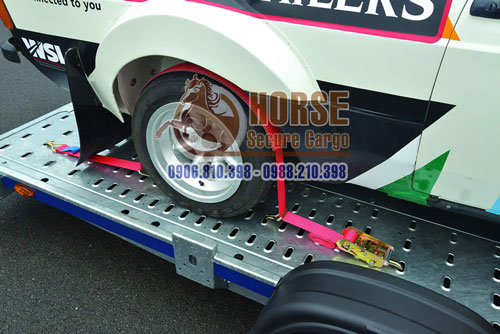 Vận chuyển ô tô an toàn với sự hỗ trợ của dây chằng hàng tăng đơ Vận chuyển ô tô an toàn với sự hỗ trợ của dây chằng hàng tăng đơ