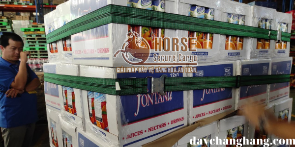 khách hàng bất ngờ với tốc độ quấn hàng bằng dây thun bản chằng pallet khách hàng bất ngờ với tốc độ quấn hàng bằng dây thun bản chằng pallet