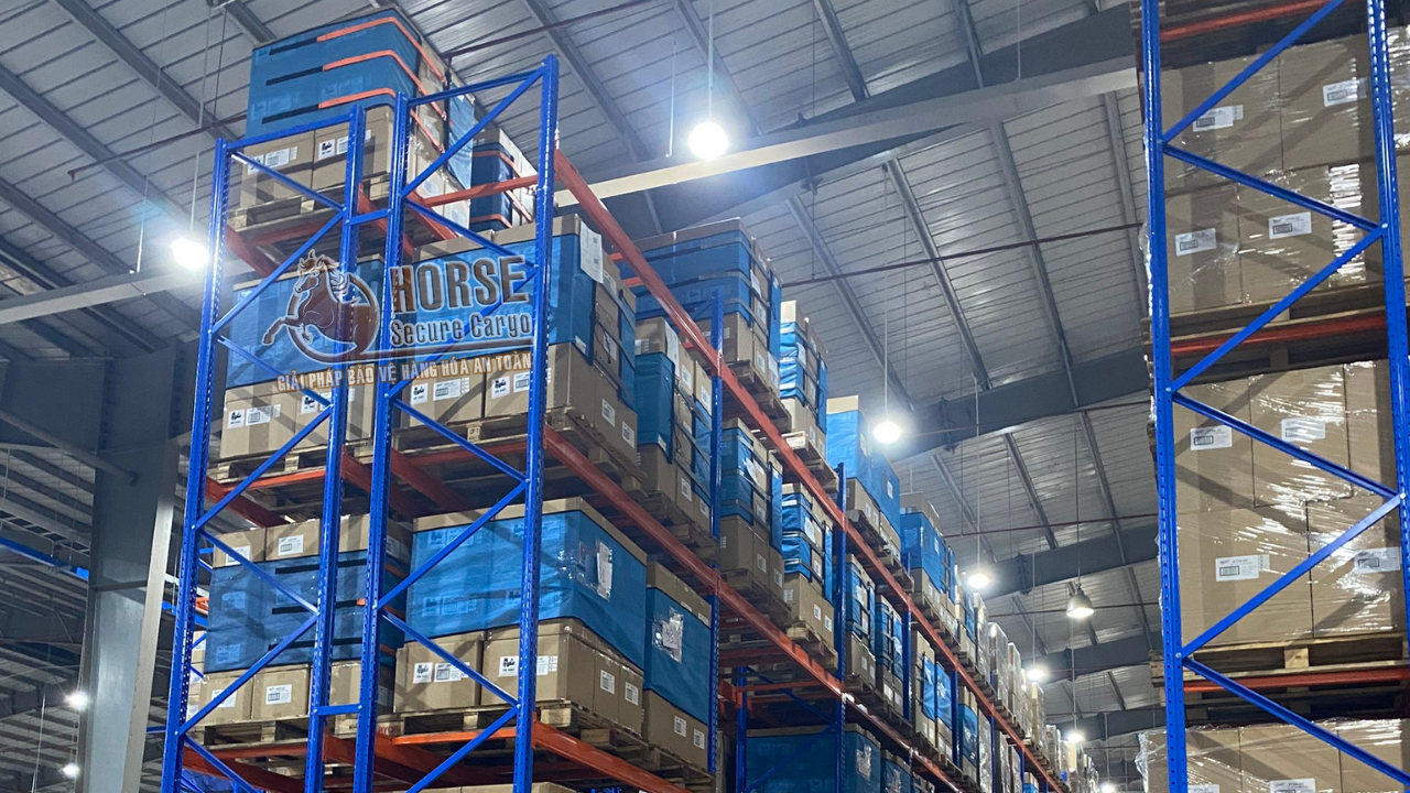 lưới quấn pallet giúp cố định hàng hóa để đưa hàng lên khu vực để hàng trên cao lưới quấn pallet giúp cố định hàng hóa để đưa hàng lên khu vực để hàng trên cao