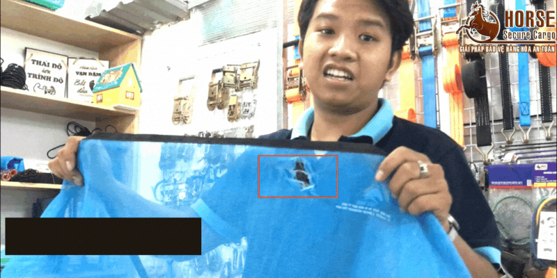 thân lưới quấn pallet bị rách và bị ố bẩn thân lưới quấn pallet bị rách và bị ố bẩn