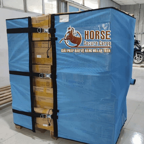 Thực tế lưới quấn pallet Horse 1m2 sử dụng khóa xiết thông minh tại kho sản xuất Thực tế lưới quấn pallet Horse 1m2 sử dụng khóa xiết thông minh tại kho sản xuất