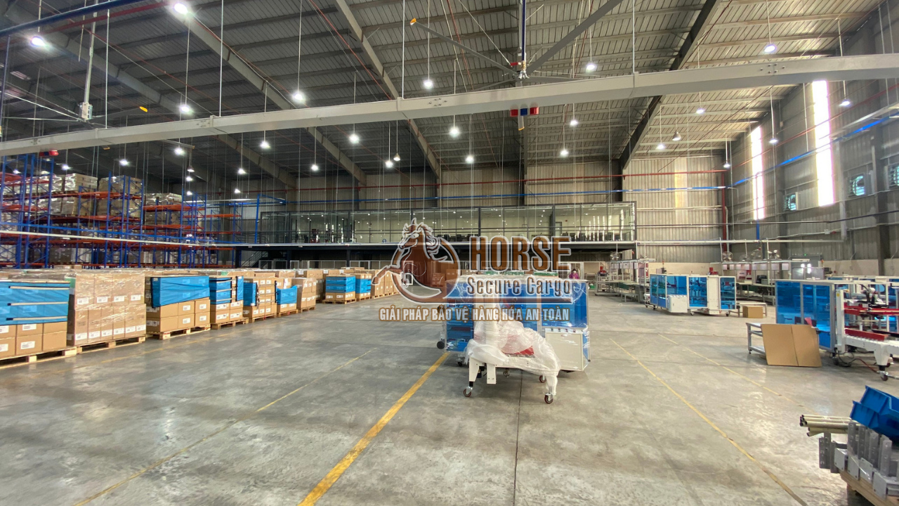 tổng quan toàn bộ kho hàng được sử dụng lưới quấn pallet tổng quan toàn bộ kho hàng được sử dụng lưới quấn pallet