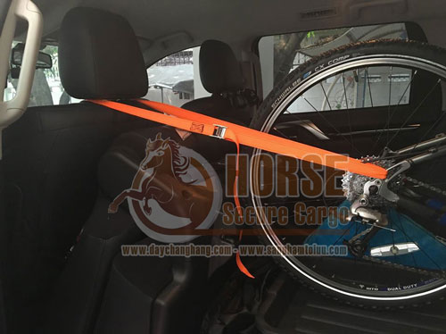 Chằng xe đap trên oto bằng dây chằng hằng khóa cam horse bản 25 Chằng xe đap trên oto bằng dây chằng hằng khóa cam horse bản 25