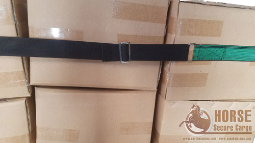 Ứng dụng Dây thun bản chằng pallet thay thế màng PE quấn pallet giúp giảm chi phí cho doanh nghiệp Ứng dụng Dây thun bản chằng pallet thay thế màng PE quấn pallet giúp giảm chi phí cho doanh nghiệp