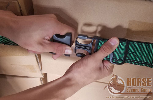 Ứng dụng Dây thun bản chằng pallet thay thế màng PE quấn pallet giúp giảm chi phí cho doanh nghiệp Ứng dụng Dây thun bản chằng pallet thay thế màng PE quấn pallet giúp giảm chi phí cho doanh nghiệp