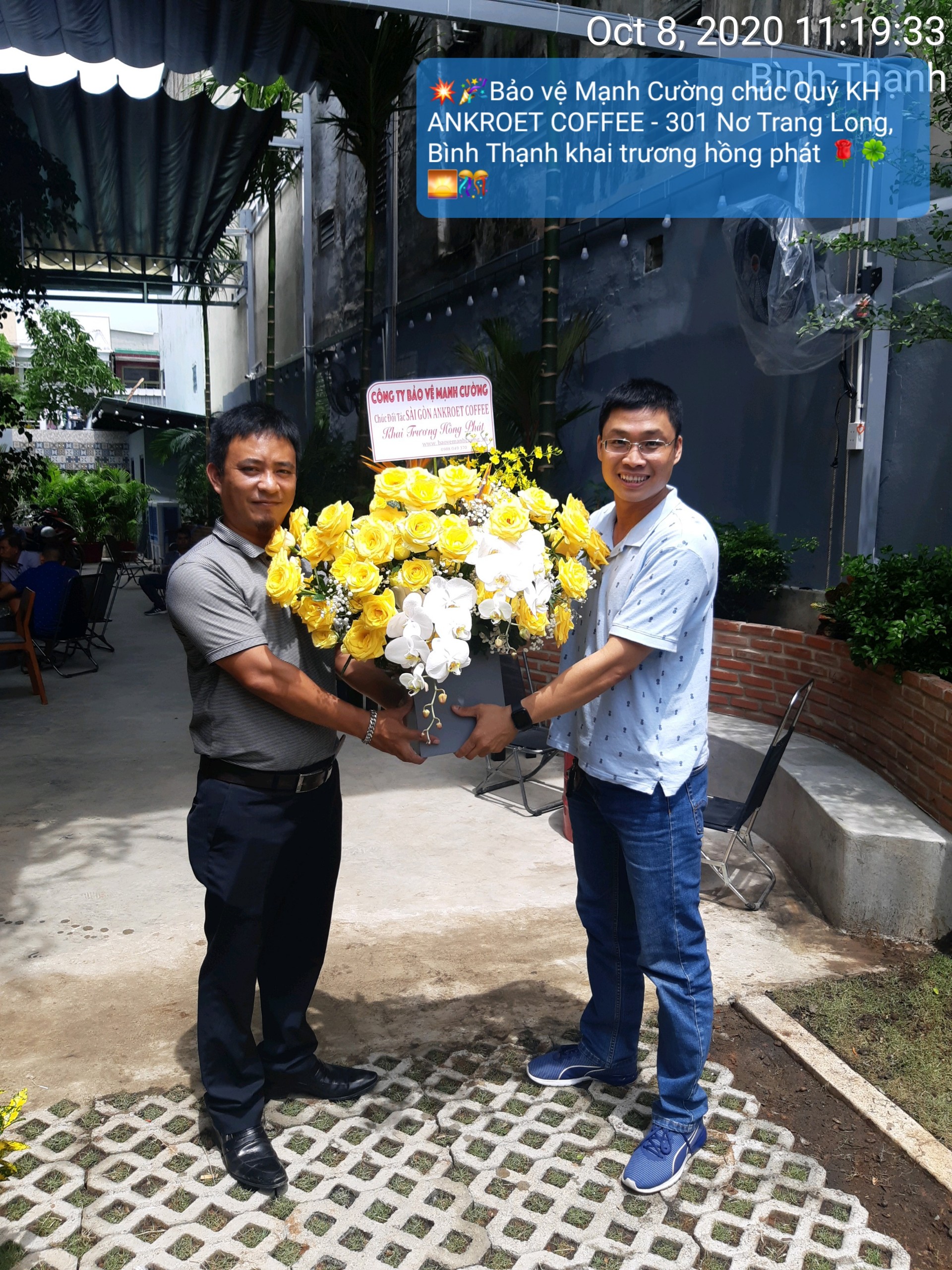 Bảo vệ giữ xe Mạnh Cường gởi tặng hoa khách hàng