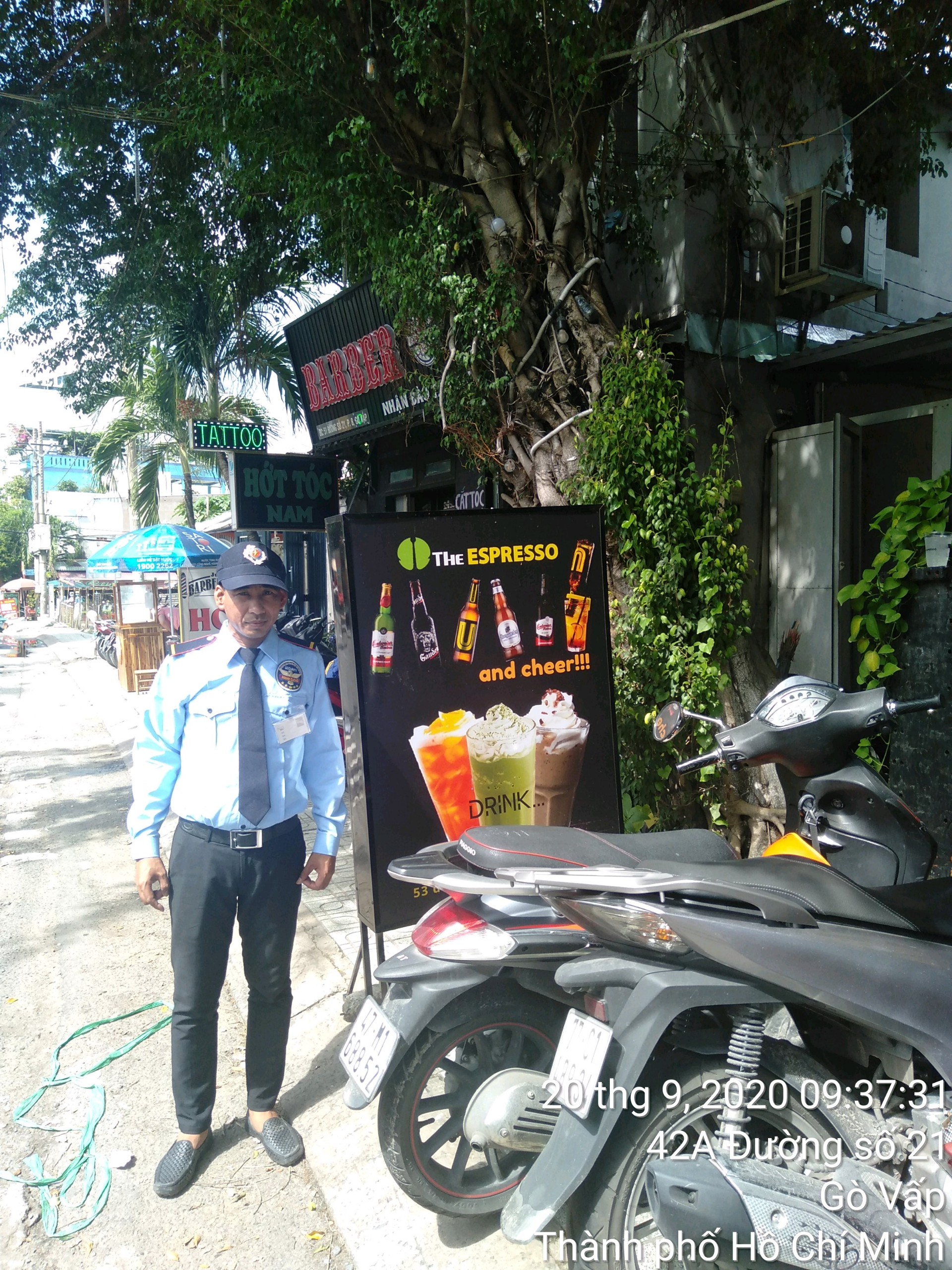 Nhân viên bảo vệ Mạnh Cường trẻ trung tại mục tiêu Nhân viên bảo vệ Mạnh Cường trẻ trung tại mục tiêu