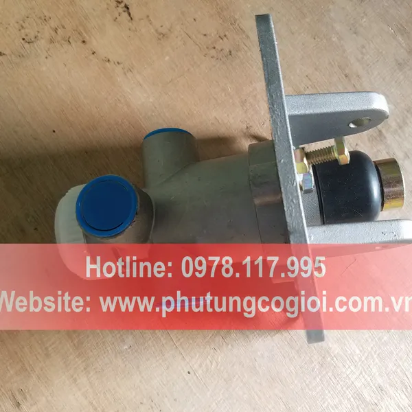 Cóc đạp thắng máy xúc lật