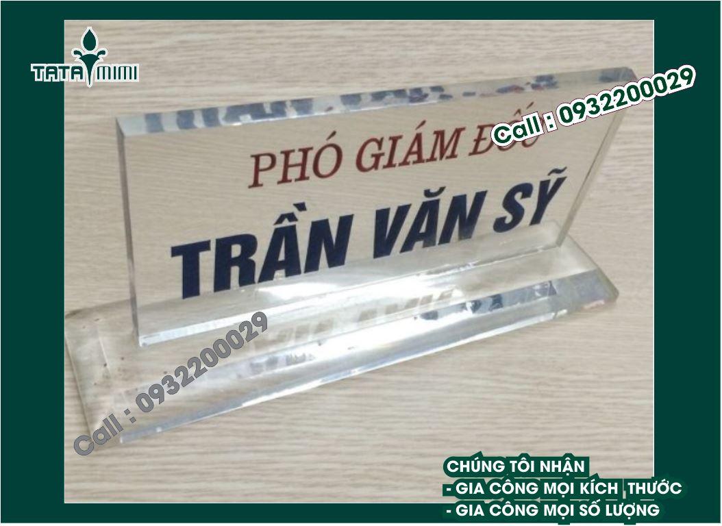 Kệ chức danh đơn giản và cầu kì bằng mica