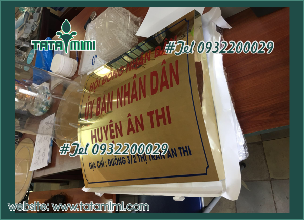 Khắc biển công ty mica
