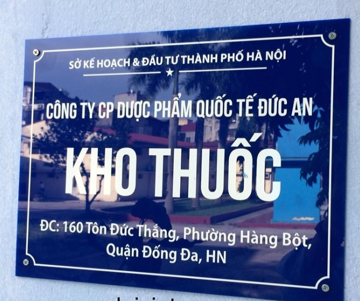 Biển công ty từ mica được in deca