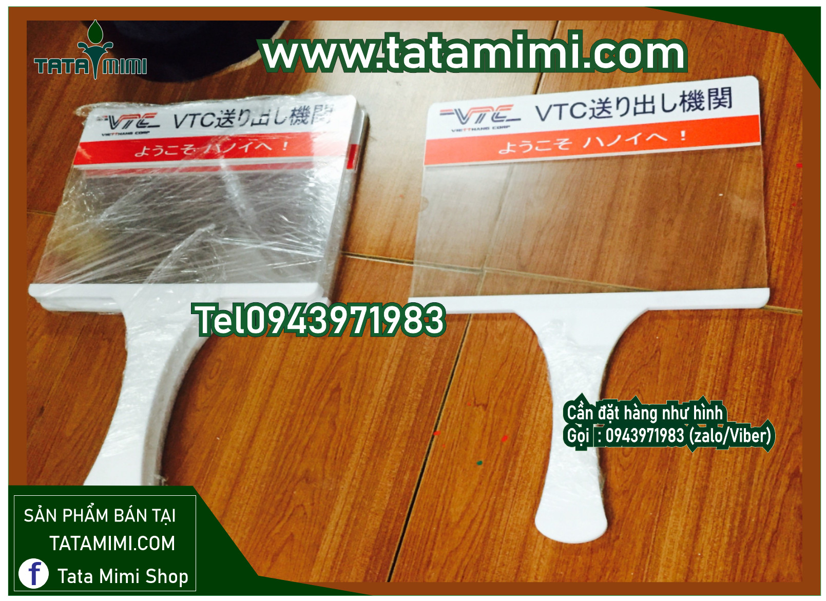 Biển đón mica với mặt mica trong tay cầm mica màu