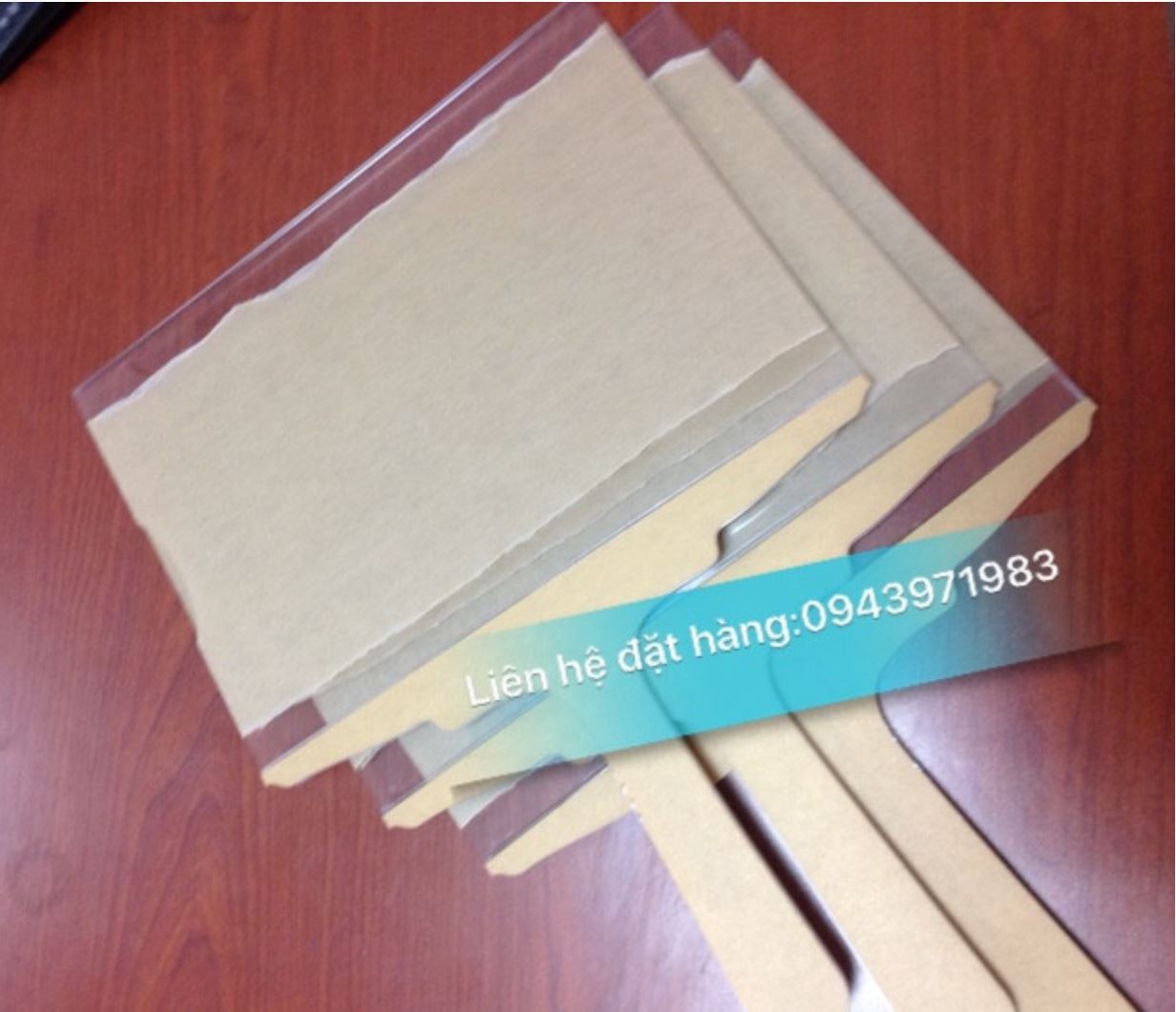 Biển đón mica làm màu nào
