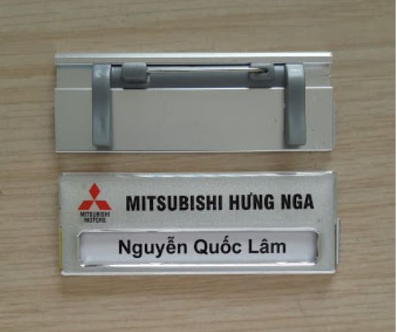 Thẻ tên kèm kim băng đằng sau