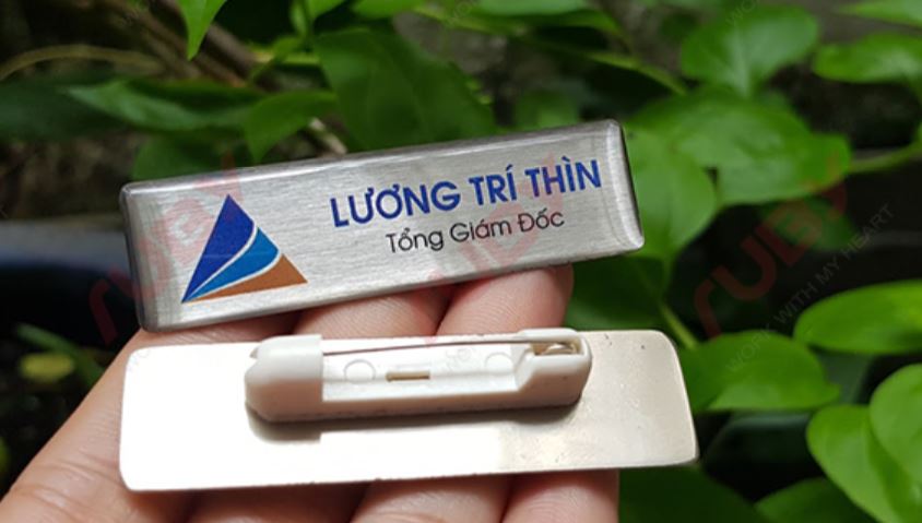Thẻ tên nhân viên in logo cố định tên nhân viên thay thế