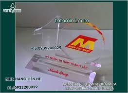 Kỉ niệm chương làm từ mica hoặc pha lê
