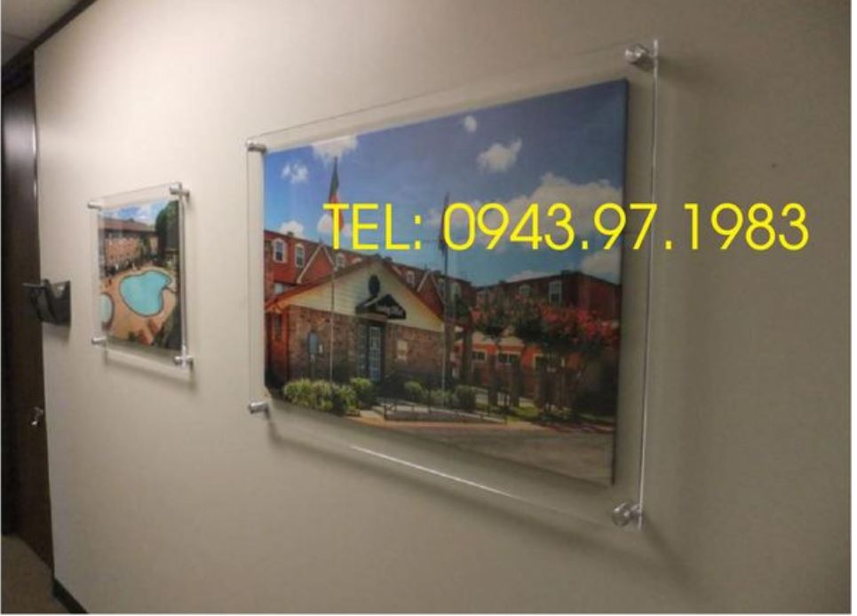 Biển quảng cáo treo trong thang máy