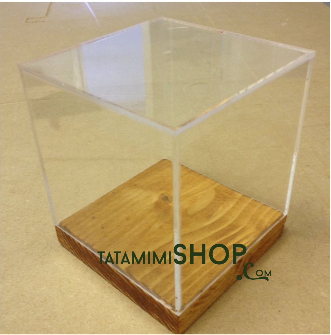 Các hộp chụp làm theo kích thước kết hợp cùng đế gỗ hoặc mica