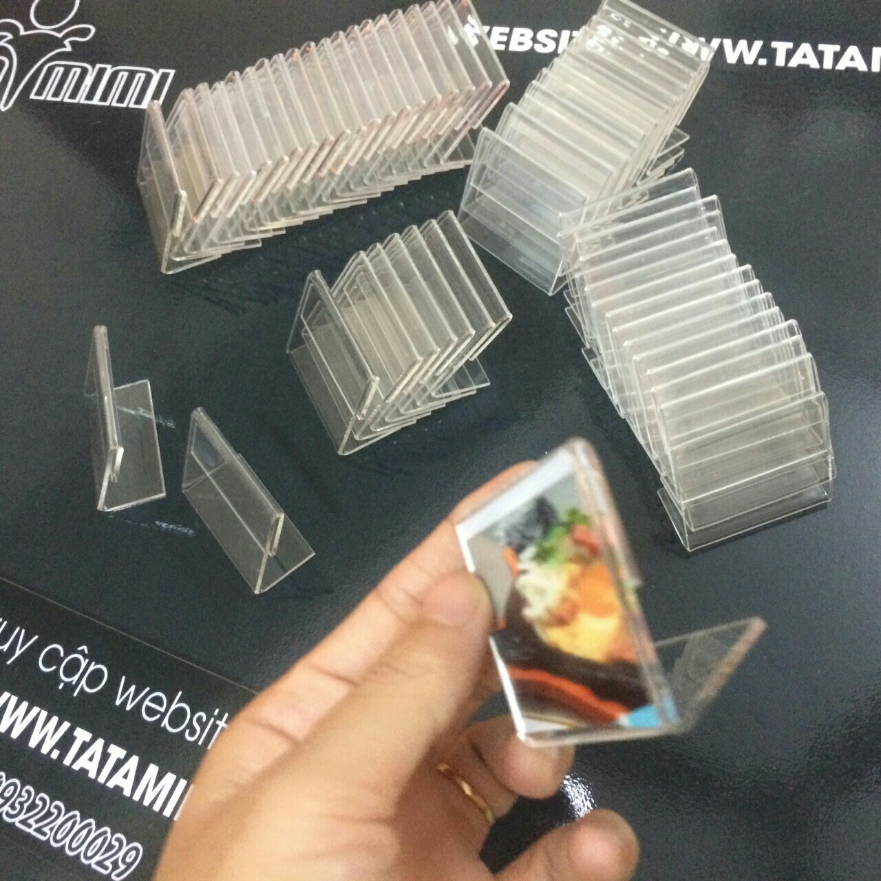 Kê giá tiền, kệ kệ để tên sản phẩm