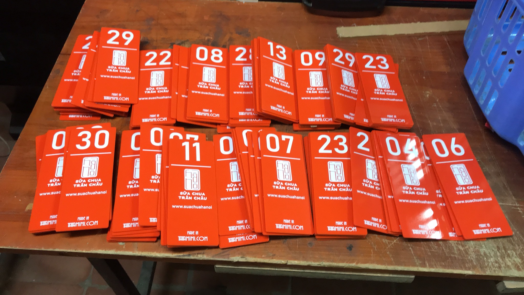 Thẻ để bàn cà phê chữ L in trực tiếp