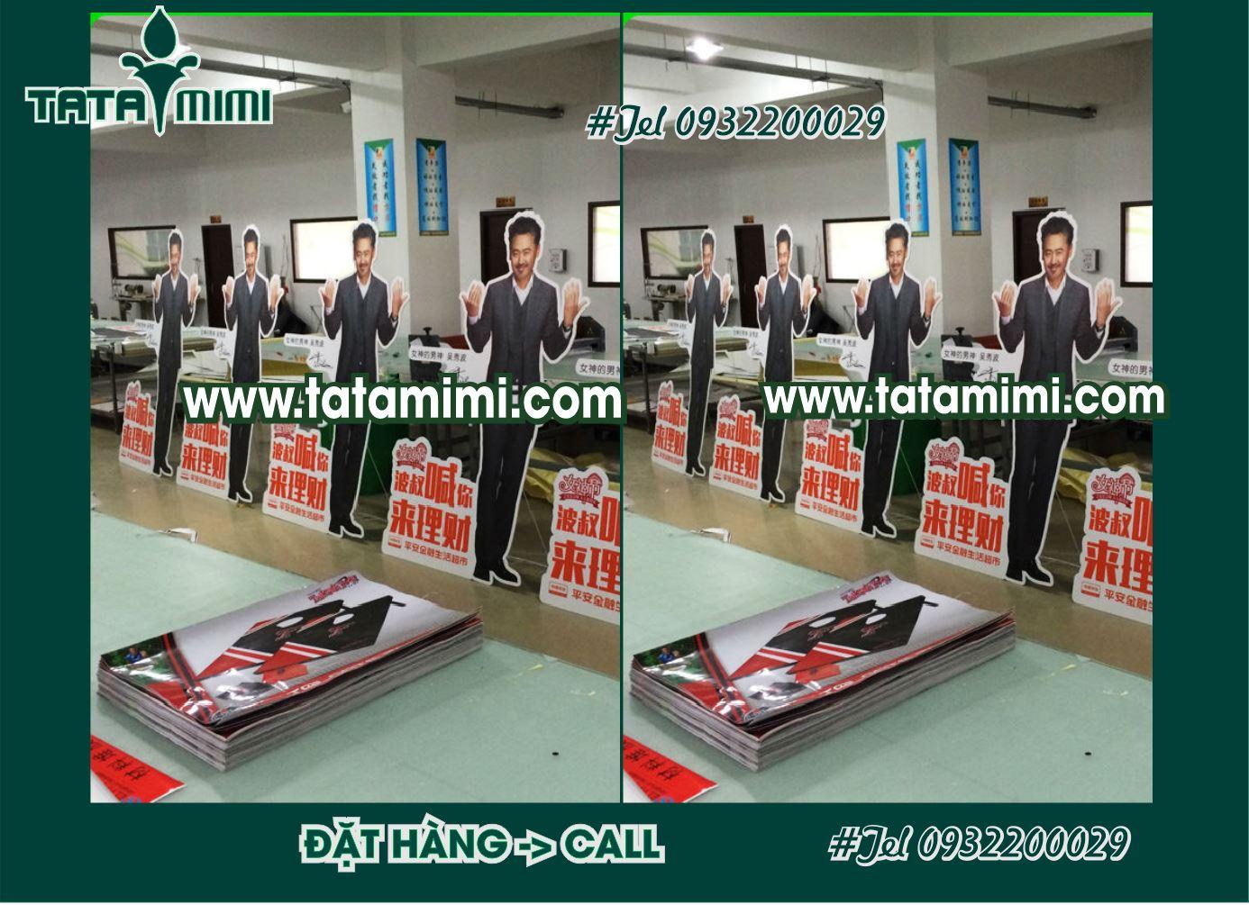 Standee để đất thân sắt mặt bằng fomex bồi decal
