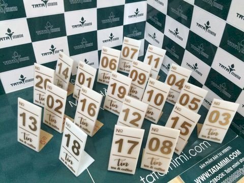Biển số bàn mica màu theo màu decal