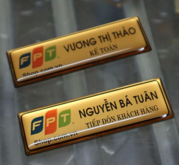 Thẻ tên kèm kim băng đằng sau
