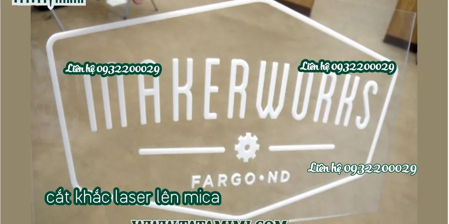 Mica được khắc chữ sắc nét