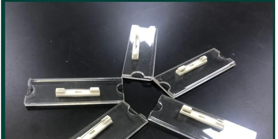 Thẻ tên nhân viên cài kim băng bằng mica trong