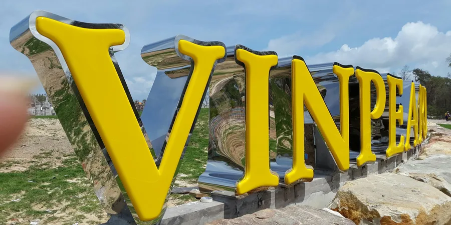 Quảng cáo trên tòa nhà bằng chữ mica