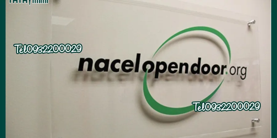 Backdrop của công ty được in trực tiếp hay gắn chữ nổi