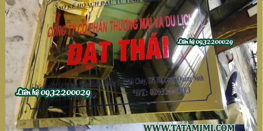 Biển hiệu quảng cáo được làm bằng chất liệu nào